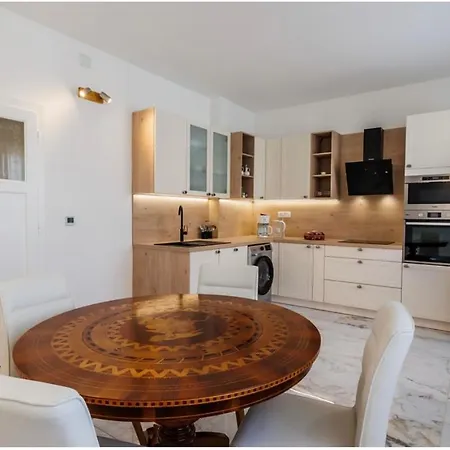 St Lux Apartment